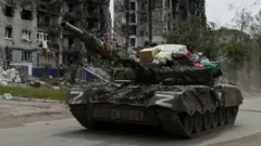 Бу расм Россия аскарлари талончилигининг рамзига айланди