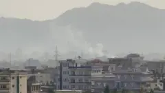 カブール空港に近い住宅地で黒煙が立ち上った（29日、カブール）