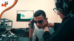 نظارة تعمل بالذكاء الاصطناعي لمساعدة الصم في التواصل مع المجتمع