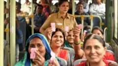 डीटीसी की बस में मुफ़्त यात्रा करती दिल्ली की महिलाएं