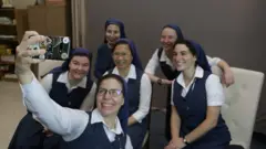 กลุ่มแม่ชีถ่ายเซลฟี