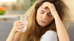 Mujer con resaca.