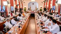 parties discussing economic crisis