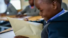 Il existe de nombreuses façons d'apprécier la lecture. Dans cette école namibienne, les enfants aveugles et malvoyants apprennent l'écriture braille.