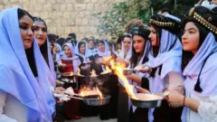 نساء إيزديات أثناء أداء بعض طقوس العيد عند معبد لالش