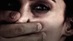 ਹੱਥ ਨਾਲ ਕੁੜੀ ਦਾ ਮੂੰਹ ਢਕਿਆ ਹੋਇਆ