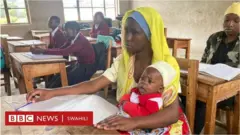 Mwanafunzi akiwa na mtoto wake
