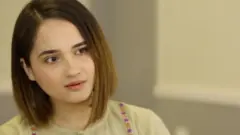 انعم میک اپ کرتے ہوئے