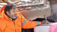 رجل يمسك يد ابنته المتوفاة
