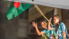 সাফ ফুটবল শিরোপা জয় করে ঢাকায় বাংলাদেশ নারী ফুটবল দল।