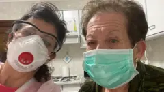 Mónica y su madre.