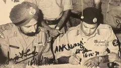 ਭਾਰਤ ਸਾਹਮਣੇ ਆਤਮ ਸਮਰਪਣ ਦੇਸਤਾਵੇਜ਼ਾਂ ਉੱਤੇ ਦਸਤਖ਼ਤ ਕਰਦੇ ਹੋਏ ਜਨਰਲ ਨਿਆਜ਼ੀ