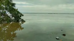 ব্রহ্মপুত্র বইছে বিপদসীমার ওপর দিয়ে