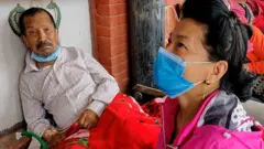 कोरानाभाइरस नेपाल: 'मेरो श्रीमान्‌ सुतेको सुतै गरेको देख्दा आफैँ विष खाएर मर्दिऊँ जस्तो हुन्छ मलाई' एक भिडिओ।