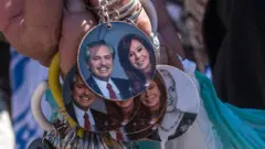 Llaveros con la imagen de Alberto Fernández y Cristina Fernández de Kirchner