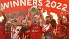لاعبو ليفربول يرفعون كأس الإتحاد الإنجليزي 14/5/2022