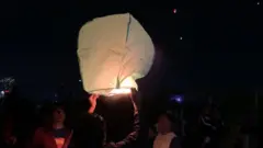 ফানুস ওড়ানো হচ্ছে