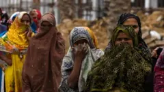 መግቢ ክረኽባ ዝተሰለፋ ደቂ ኣንስትዮ