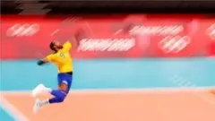 Leal sacando