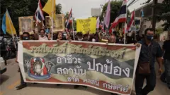 ศอปส. ได้อัญเชิญพระบรมฉายาลักษณ์ร่วมขบวนมายังรัฐสภาด้วย