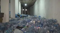 مخلفات بلاستيكية في مركز لتجميعها