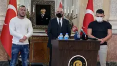 سفير تركيا في فيينا أوزان سيهون (وسط) يلتقي مع رجب طيب غولتكين (يمين) وميكائيل أوزين (يسار)، وهما من أصل تركي، خاطروا بحياتهم من خلال مواجهة وابل من الرصاص لمساعدة المدنيين المصابين وضابط شرطة، في فيينا، النمسا، 03 نوفمبر/تشرين الثاني 2020