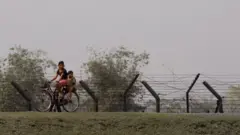 বাংলাদেশ-ভারত সীমান্তের কাঁটাতারের বেড়া