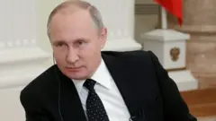 Shugaban Rasha Vladimir Putin ya kara zama shugaban kasar da zai fi kowane shugaba dadewa a kan mulki. Ga dai yadda ya yi suna kuma yake da masoya da masu suka.