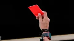 يمكن أن يحصل اللاعبون على بطاقة حمراء إذا رأى الحكم أنهم سعلوا عمداً في وجه الخصم
