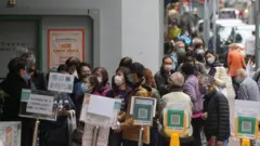 排隊等待接種疫苗的香港市民