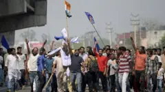యువకుల ప్రదర్శన