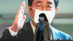 Mujer con mascarilla en Tokio.