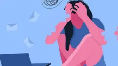 امرأة تضع يديها حول رأسها