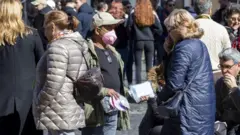 Vendedor irregular de máscaras em Roma na terça-feira