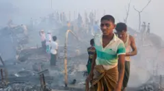 Refugiados rohingya buscan rescatar lo que puedan del incendio en el Bazar Cox, Bangladesh, 5 de marzo 2023