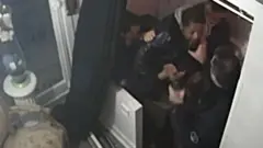 Görüntülerde, üç polis memurunun, Zecler'i tekme ve yumruklarla dakikalarca dövdüğü görülüyor.