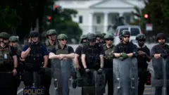 Сотрудники Федерального бюро тюрем и других силовых структур перед Белым домом