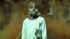 નવેમ્બરમાં એન્વાયરન્મેન્ટલ ફોટોગ્રાફર ઑફ ધ યર 2021ની સ્પર્ધાના વિજેતાઓ જાહેર થયા, તેમાં ફેસ માસ્ક અને રેસ્પિટેટર સાથેના કેન્યાના આ છોકરાની તસવીરને ક્લાઇમેટ ઍક્શન કૅટગરીમાં પ્રથમ સ્થાન મળ્યું હતું