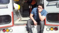 Daniel Gatica sentado en una ambulancia
