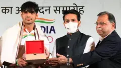 નીરજ ચોપરાનું સન્માન કરતા અનુરાગ ઠાકુર