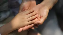 Mãos de adultos e crianças unidas