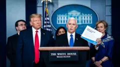 Perezida Donald Trump (ibumoso) na Visi Perezida Mike Pence n'abandi bagize itsinda ryo kurwanya icyorezo cya coronavirus muri Amerika, mu kiganiro n'abanyamakuru ejo