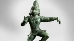 ਕਲਾਤਮਿਕ ਚੀਜ਼ਾਂ ਵਿੱਚ ਮੂਰਤੀਆਂ, ਤਸਵੀਰਾਂ ਸ਼ਾਮਿਲ ਹਨ ਜਿਨ੍ਹਾਂ ਦੀ ਕੀਮਤ ਲਗਪਗ 20 ਲੱਖ ਡਾਲਰ ਹੈ
