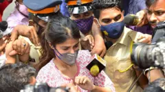 এনসিবির অফিসে রিয়া চক্রবর্তী পৌঁছলে সাংবাদিকদের মধ্যে ব্যাপক হুড়োহুড়ি ও ধাক্কাধাক্কি শুরু হয় - ৬ই সেপ্টেম্বর ২০২০