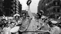 اللواء محمد نجيب وعبد الناصر في سيارة