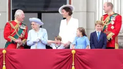 Buckingham sarayında kraliyet ailesi