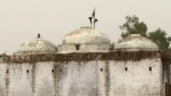 અયોધ્યામાં વિવાદાસ્પદ સ્થળેથી થોડે દૂર આવેલી બેગમ બાલરસ મસ્જિદ