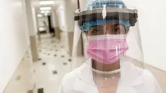 Miembro del personal sanitario en Uruguay.