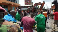 Baadhi ya maafisa wa St Johns wakishirikiana na maafisa wa polisi pamoja na wasamaria wema kuokoa baadhi ya watu waliokuwa wamenaswa chini ya vifusi vya jengo hilo