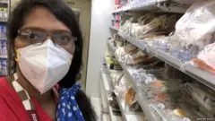 'कोनबिनी'मध्ये खरेदी करताना